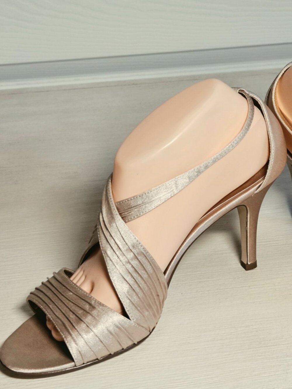 The Touch of Nina Brand Strappy CrissCross Dress Sandals Shoes Champagne Size 10